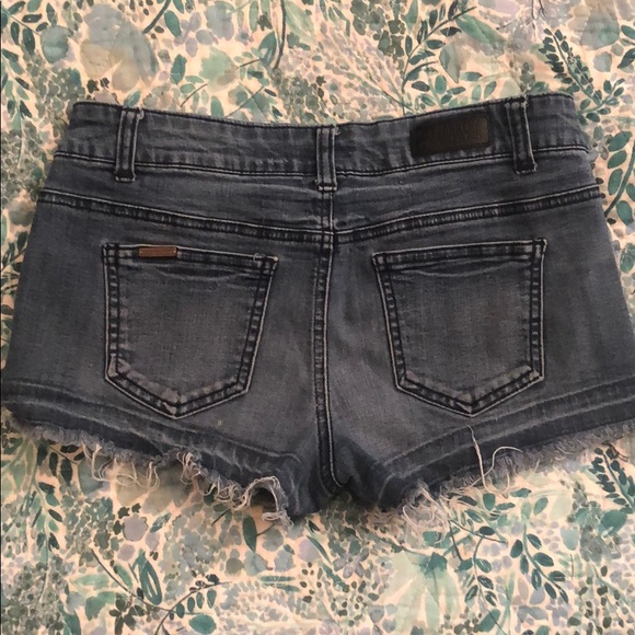 Size 7 denim shorts - Picture 2 of 4